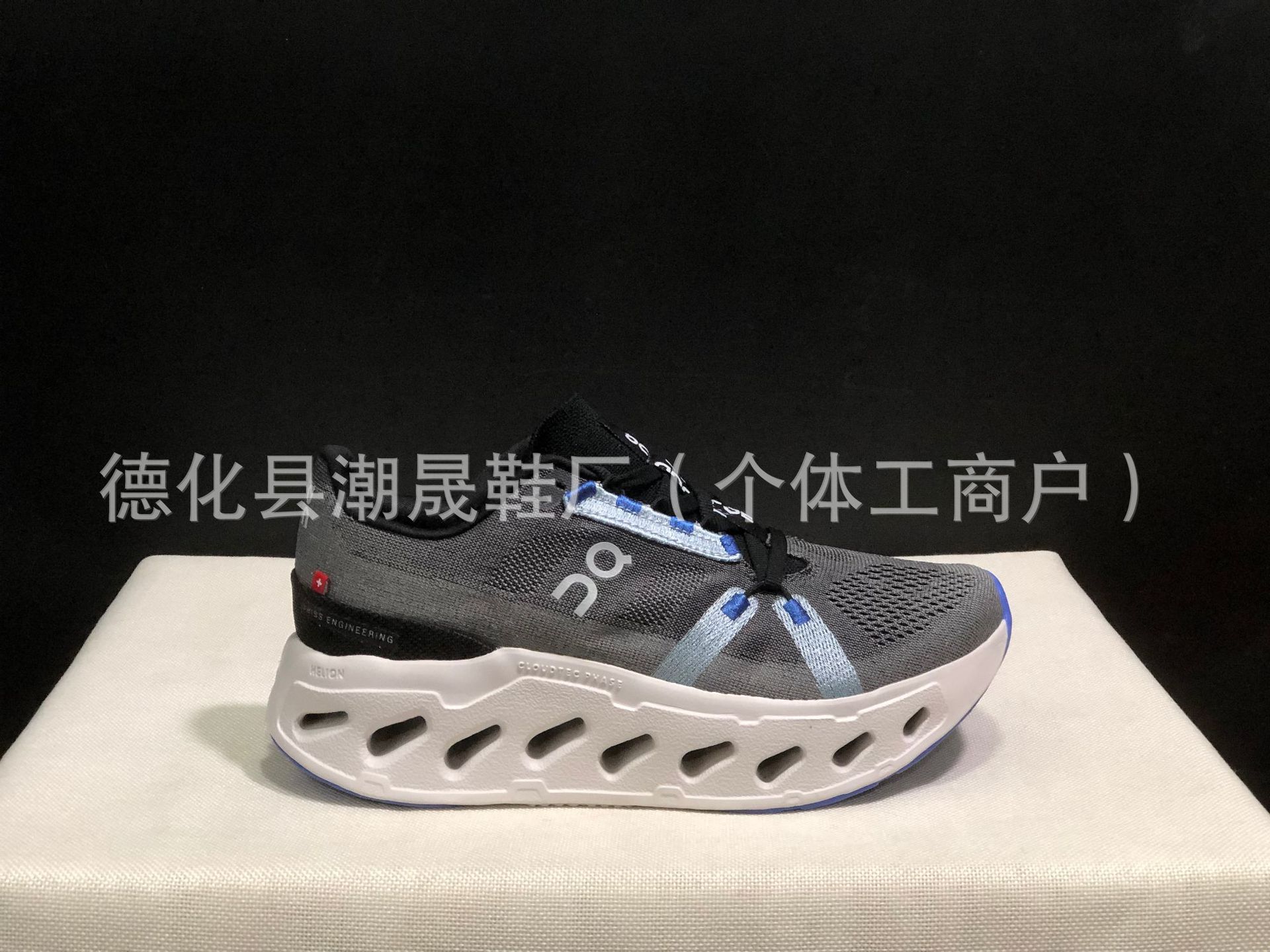 짙은 회색 배경