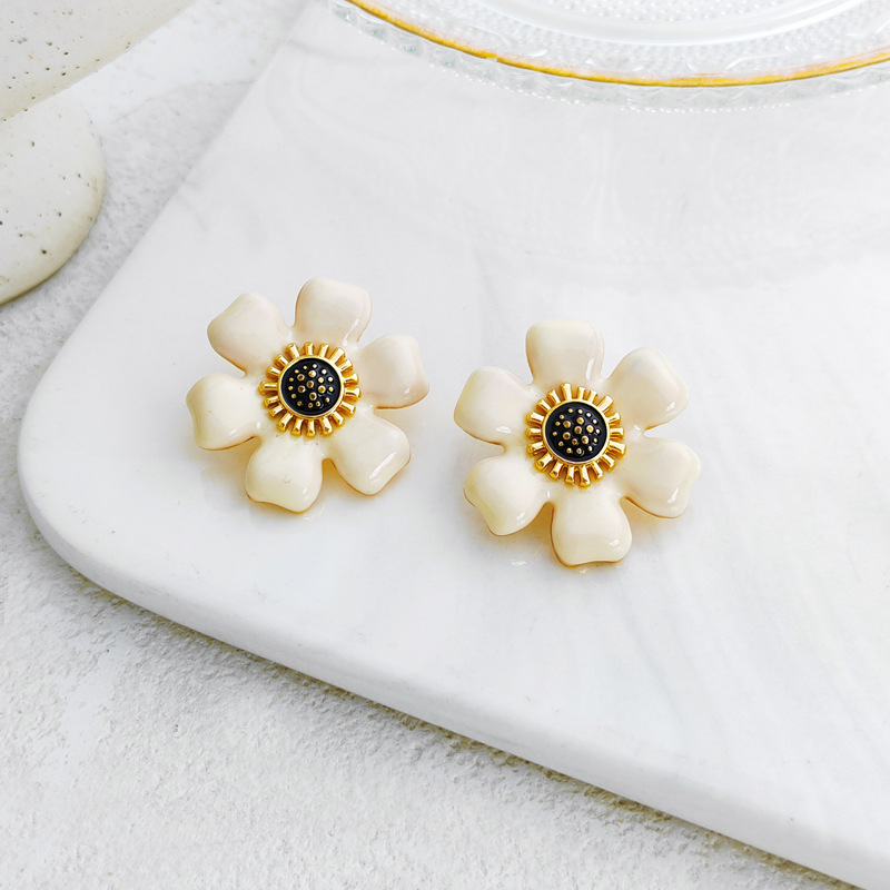 Retro Flower Alloy Enamel Womenu0027S Ear Studs 1 Pair