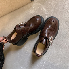 水洗い牛革の女性は秋冬にベルベットのレトロな足で厚い底の靴を漕いでいます。