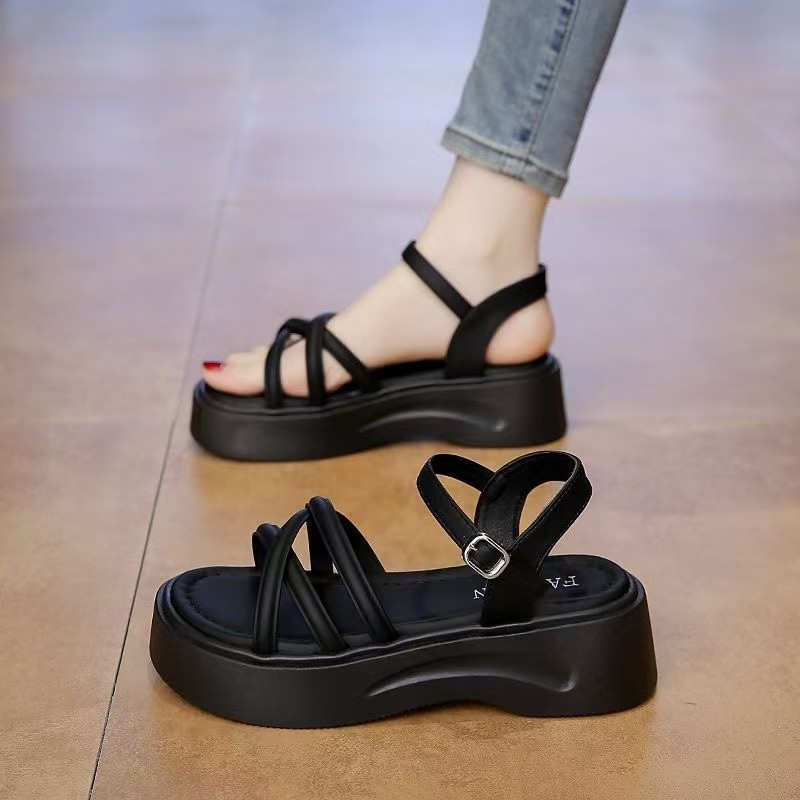 Una palabra con sandalias de hadas de color sólido primavera y verano de 2026 nuevo estilo simple exterior temperamento versátil sandalias gruesas