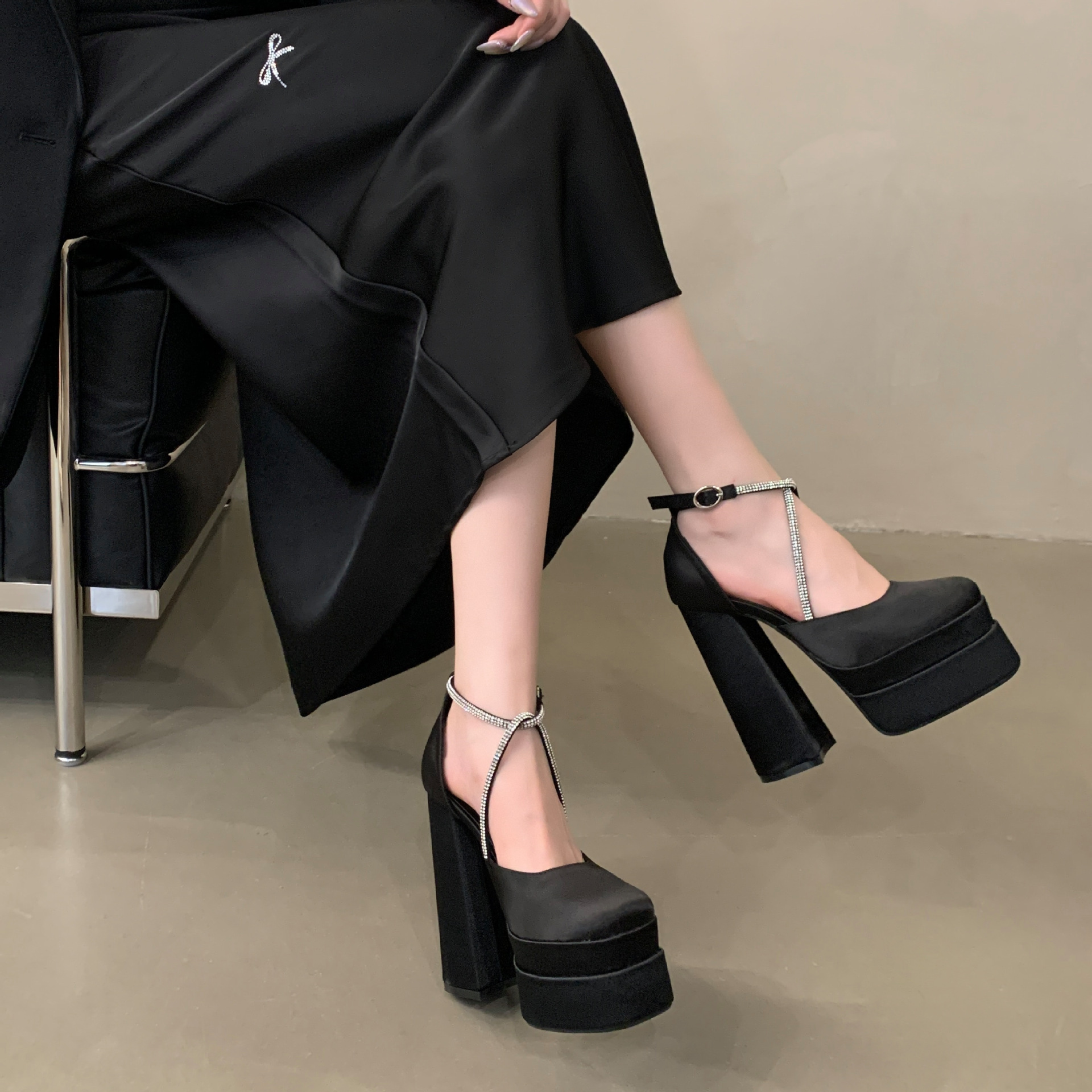 Giày cao gót nữ đế xuồng platform mũi vuông, gót 15 cm, chất liệu satin đính đá — Màu sâm panh chi tiết 1