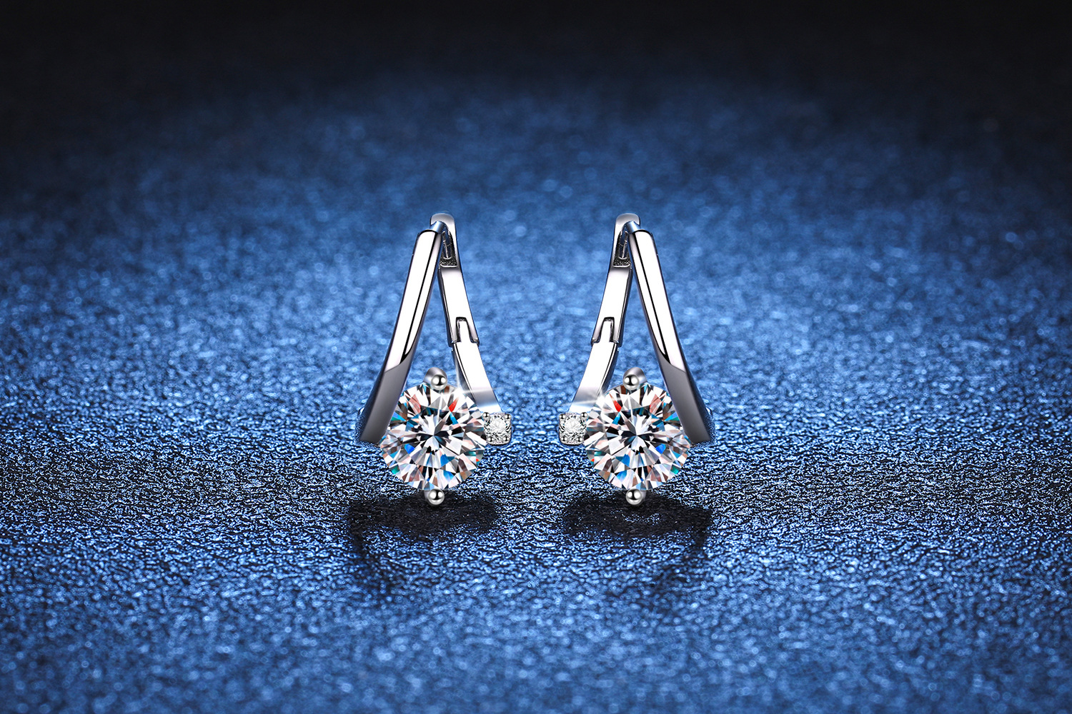 8g Weight 925 Sterling Silver Ear Needle Material 1.0ct Carat Total Weight Moissanite, High Carbon Diamond Inlay Material 1 Pair 1.0ct Round Brilliant 925 Sterling Silver Moissanite High Carbon Diamond VVS1-VVS2 GRA Certificate Geometric Hoop Earrings Colorless(DEF)