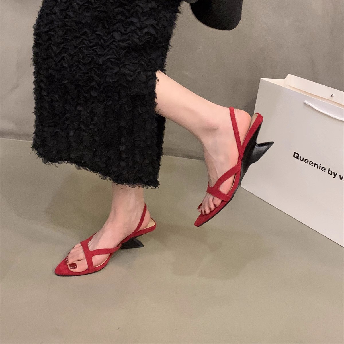 Pantuflas rojas de tacón alto de cuña, zapatos de hadas, desgaste exterior, verano 2025 con falda, sandalias francesas, sandalias