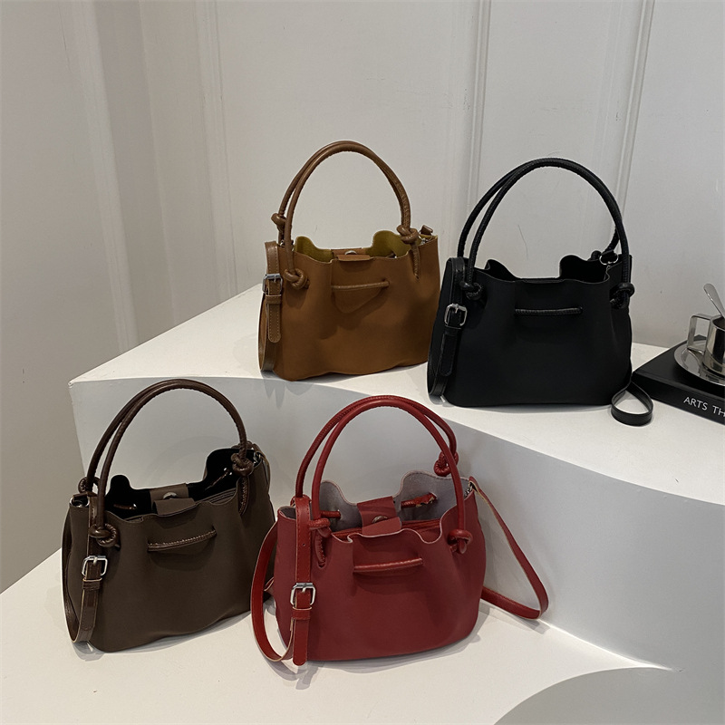 Bolso retro de invierno para mujeres 2024 nuevo diseño de nicho de estilo extranjero bolso de hombro de moda simple bolso de hombro