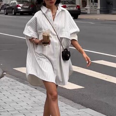 博主はゆったりしていて、やせているストライプのシャツの女性の長袖のカジュアルなポケットのシャツの彼氏の風の広い型の上着のコートの3238を現します。