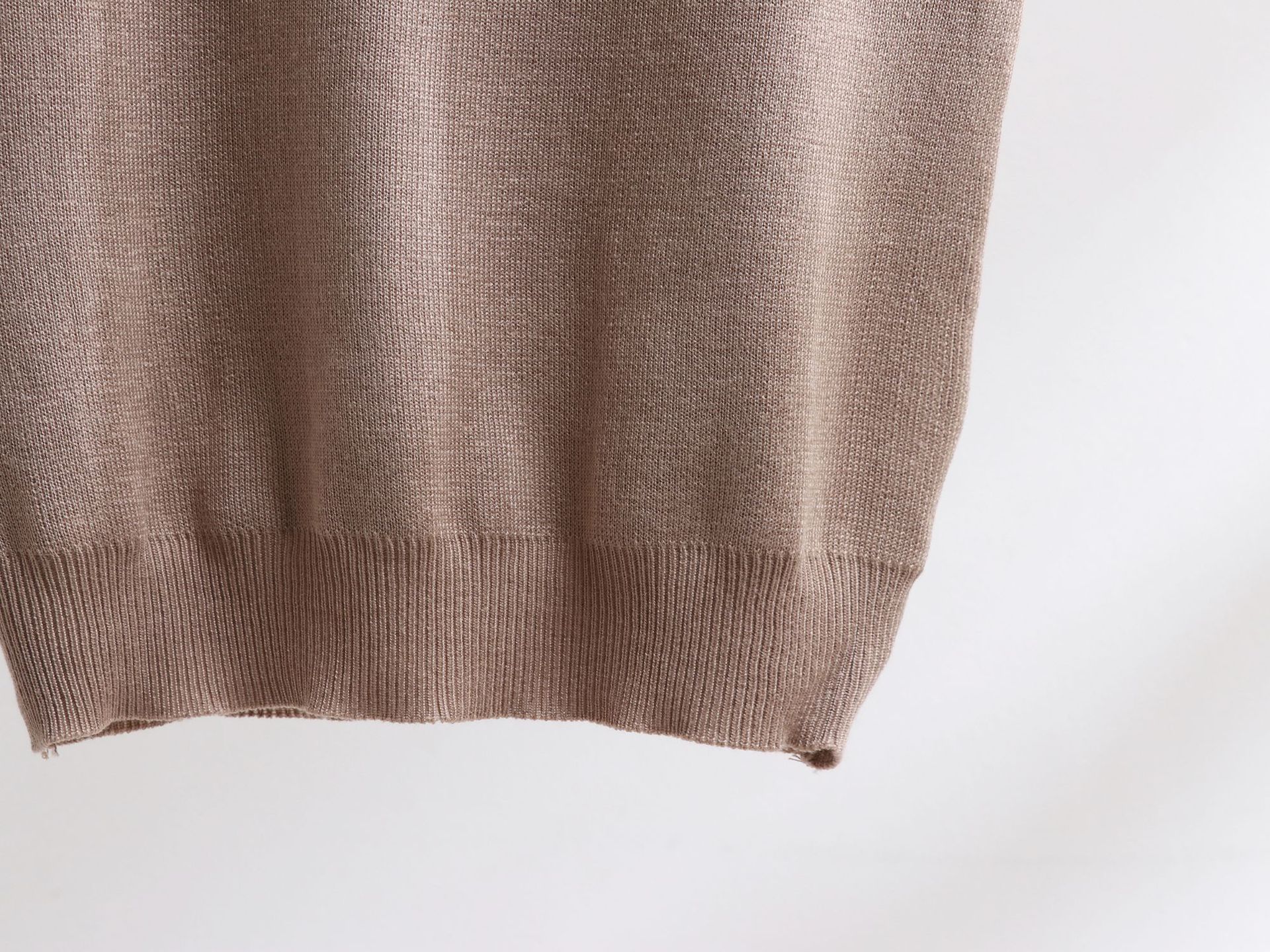 Dreiteiliger Anzug für Damen: gestreifte Pulloverweste mit passendem Kragen, Schalmantel mit Quaste und gestrickte Hose mit weitem Bein_voghion.com