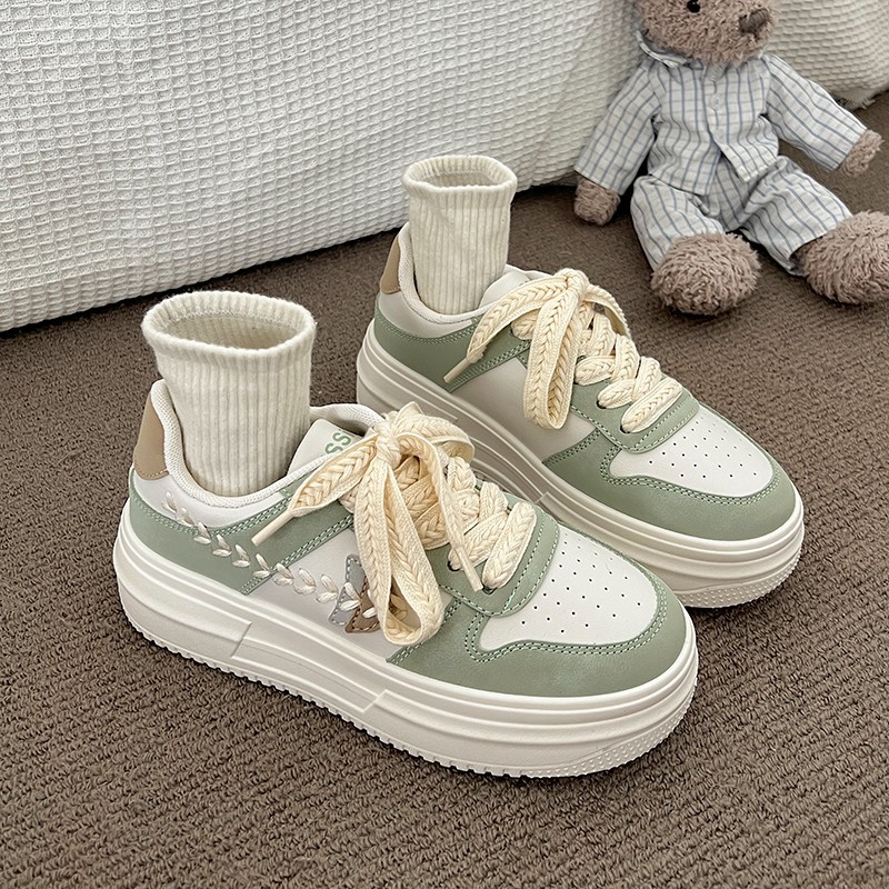 Pequeños zapatos blancos de suela gruesa para mujeres verano y otoño de 2025, nuevos zapatos de nicho de altura deportivos de moda de skate de ocio para mujeres