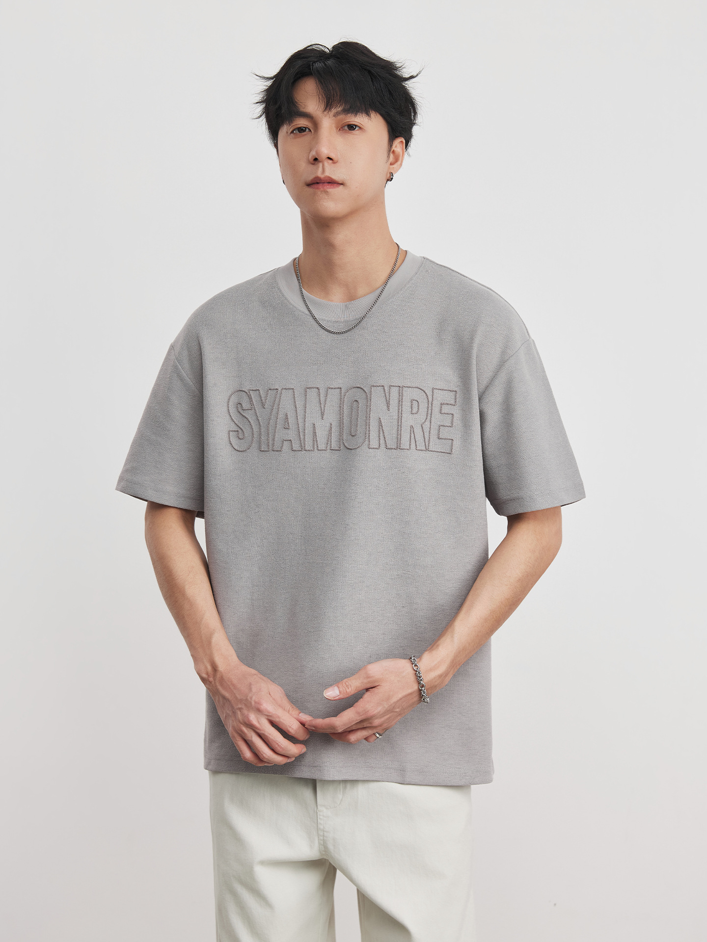 Áo thun nam cổ tròn tay ngắn thêu họa tiết chất liệu cotton thoáng mát — đen