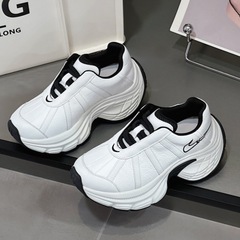 パリショー本革ストリートダッドシューズ女性用2025春厚底増量白靴真珠光沢のあるスポーツとレジャー