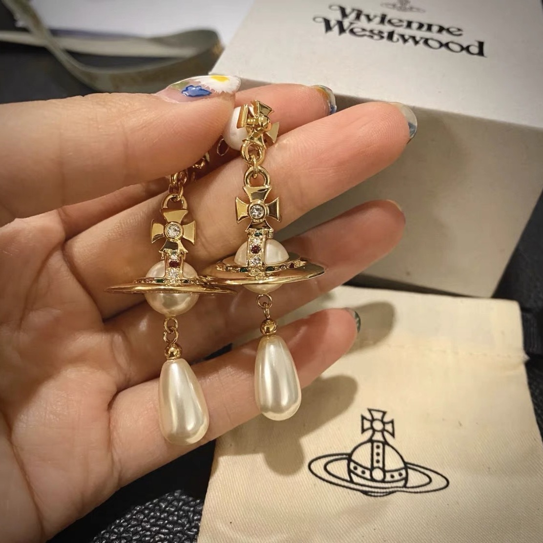 Classic three dimensional earrings drop-shaped from pearl