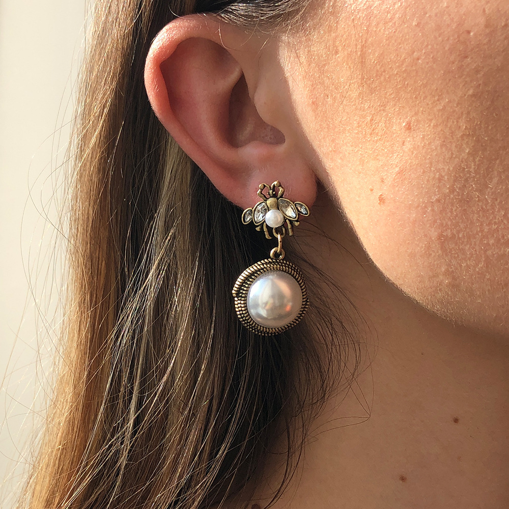 Fashion Glossy Imitation Pearl Little Bee Creative Earrings display picture 3