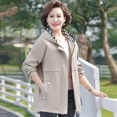 妈妈秋装新款外套时尚中老年女中长款连帽风衣春秋洋气薄款上衣50