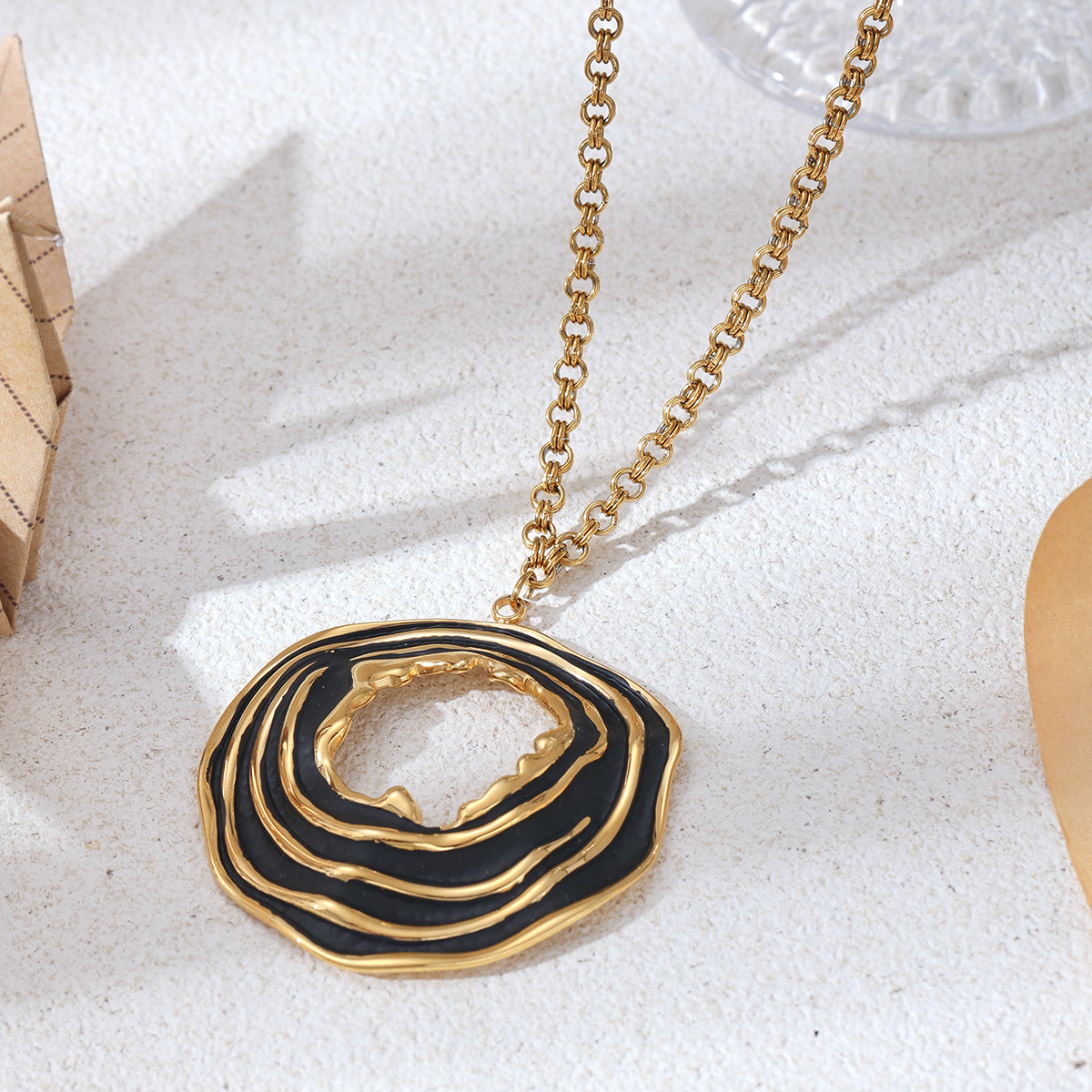 Alta Europa y América de acero inoxidable exagerado collar ligero lujo alto sentido de diseño versátil sentido de cadena de clavícula hueca irregular para mujeres
