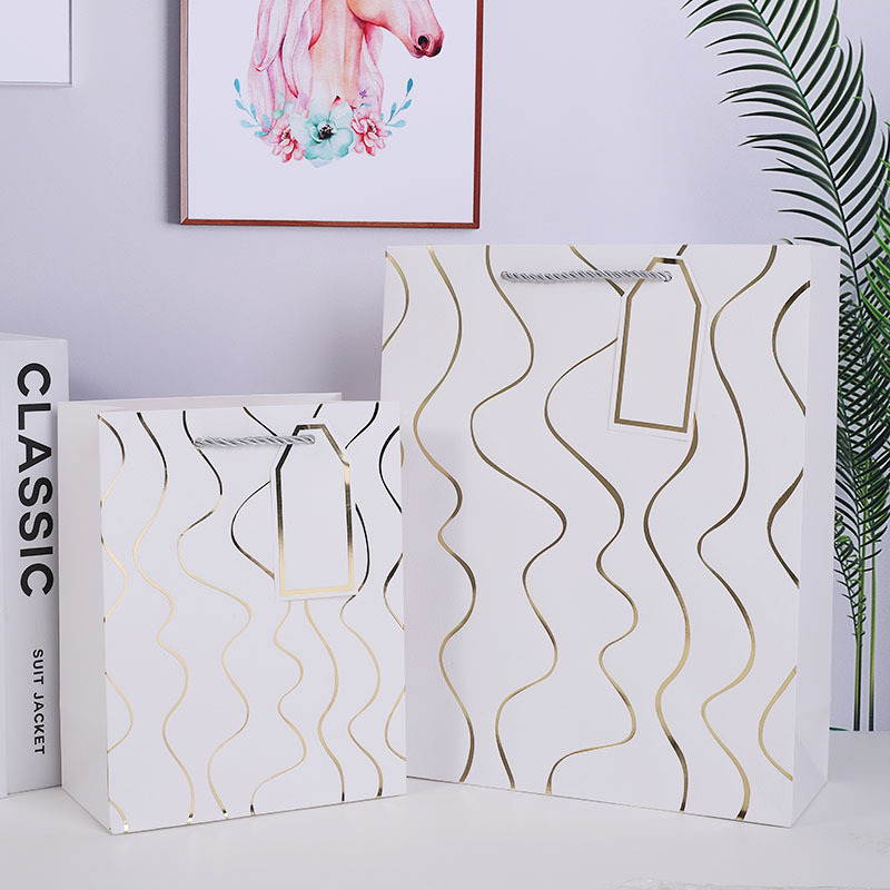 Nueva bolsa de regalo de estampado en caliente en relieve de línea ondulada, comercio exterior, bolsa de papel más vendida transfronteriza, tienda de regalos, supermercado, bolso al por mayor