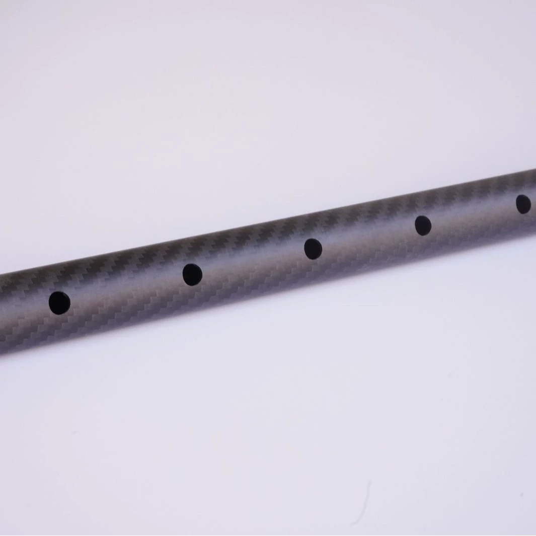 Трубки из углеродного волокна твил-прядения напрямую от производителя, с возможностью ЧПУ-обработки и точностью отверстий ±0,01 мм для позиционирующих штифтов роботов.