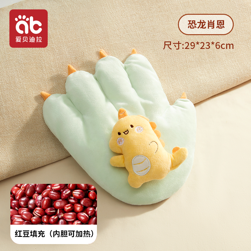 El bebé calma la palma de la mano para convencer al bebé de que se acueste, acaricie y duerma