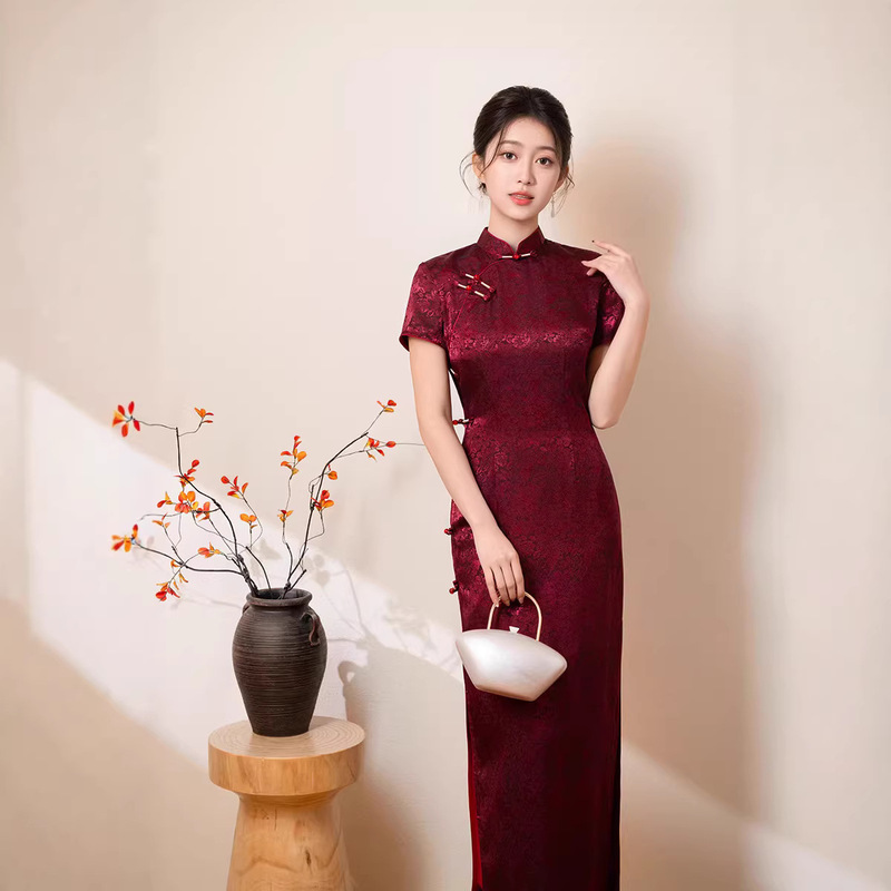 Elegant Red Cheongsam Dress for Petite Brides and Mothers, Suitable for Wedding Banquets and Summer Occasions Elegant Red Cheongsam Dress for Petite Brides and Mothers, Suitable for Wedding Banquets and Summer Occasions