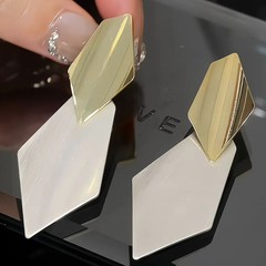 銅合金のイヤリングの幾何学的な気質の軽い豪華な2色の誇張する長いタイプのイヤリングの小さい大衆の設計感はやせている耳飾りの女性を現します。