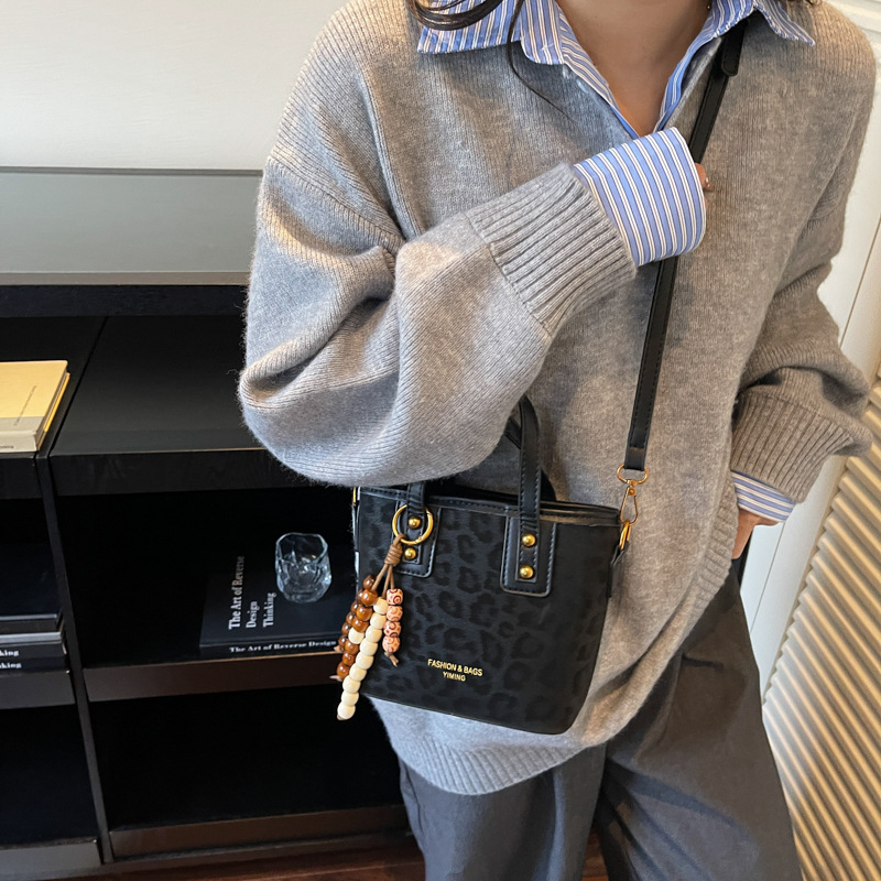 Bolsa de mano con patrón de leopardo transfronterizo, bolsa de cubo de viaje, mujer, otoño y invierno 2025, nueva moda, bolso de hombro de estilo extranjero.