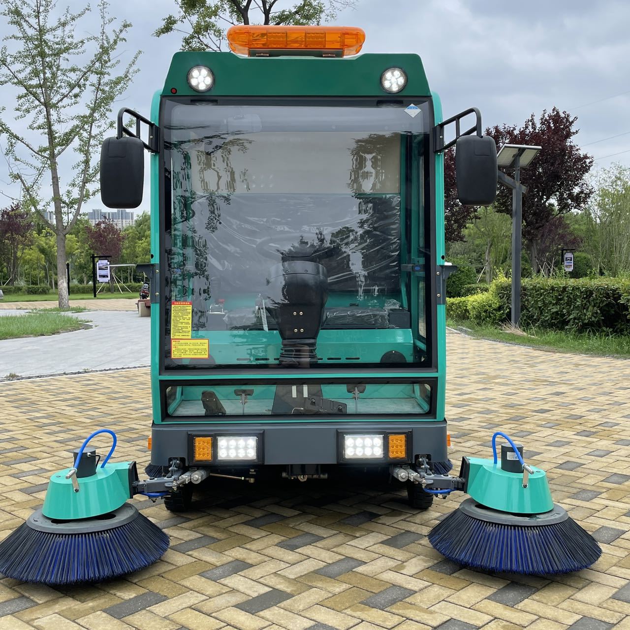 多功能封闭式扫地车小区物业道路清扫车吸尘洒水喷雾一体电动车