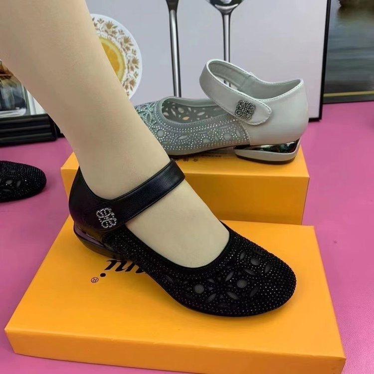 Zapatos individuales huecos y transpirables zapatos de mujer de superficie suave con suela suave 2025 zapatos con agujeros de tacón bajo con velcro de verano sandalias de madre para mujer