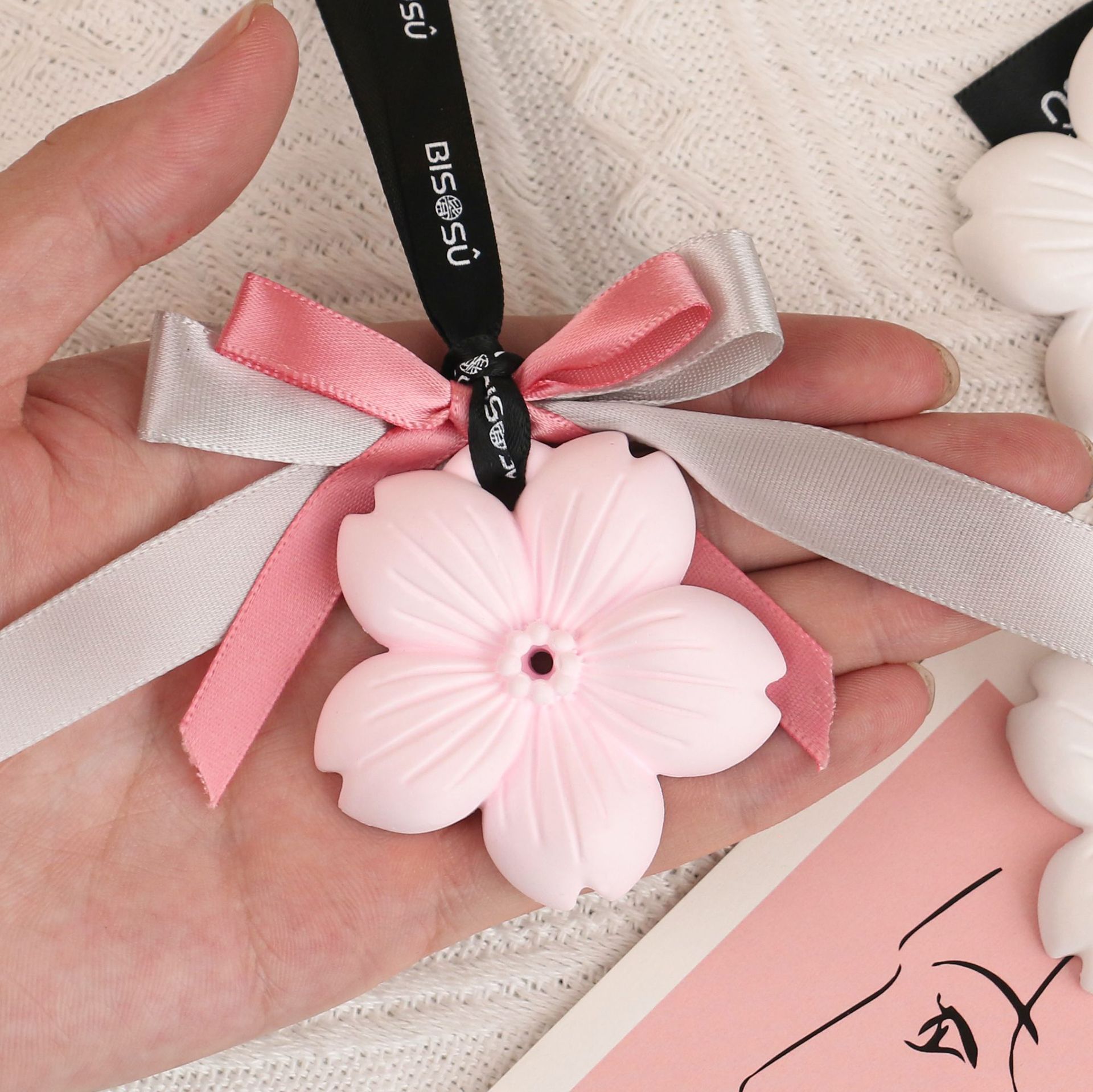 Pink cherry blossom gypsum aromatherapy hanging tablets, home wardrobe, shoe cabinet, cabinet, entrance aromatherapy wax tablets, car aromatherapy tablets
