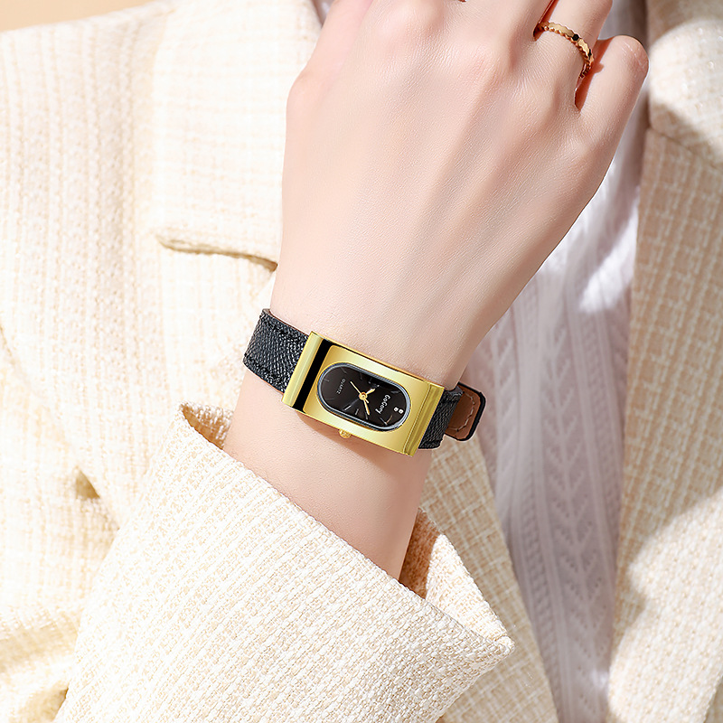 レトロな長方形の腕時計の女性の軽豪華な大衆の高級感の個性の中古風のファッションは簡単で高級な香の時計です。