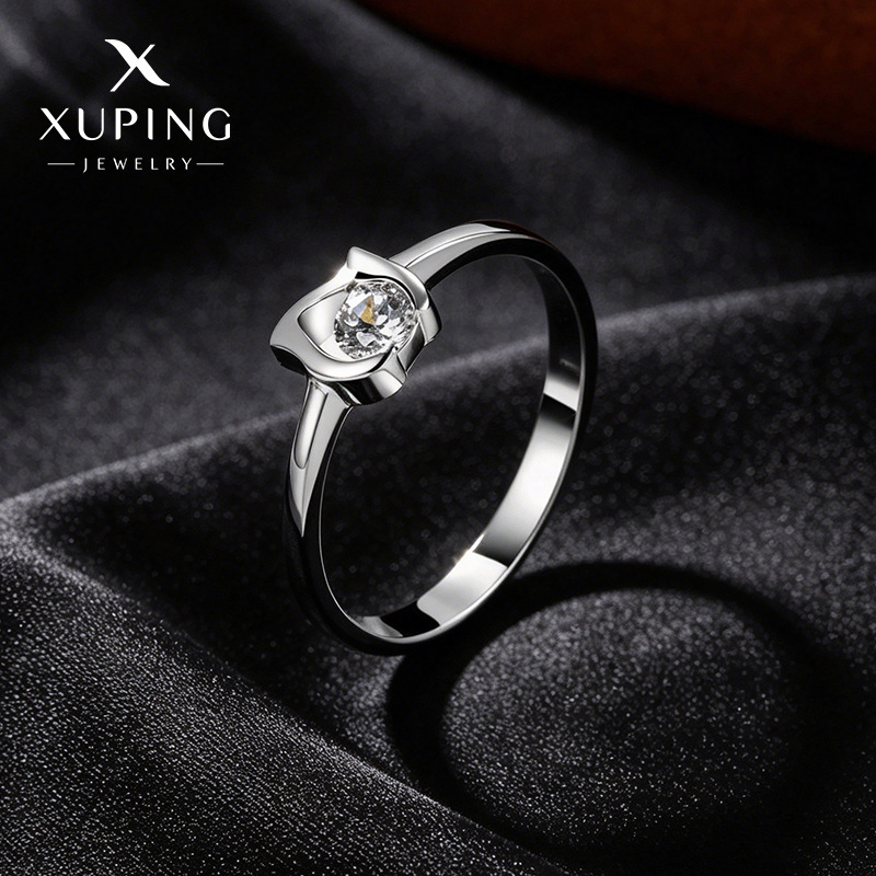 Xuping anillo hueco simple 2025 nuevo temperamento elegante gemas artificiales en el anillo de estilo al por mayor