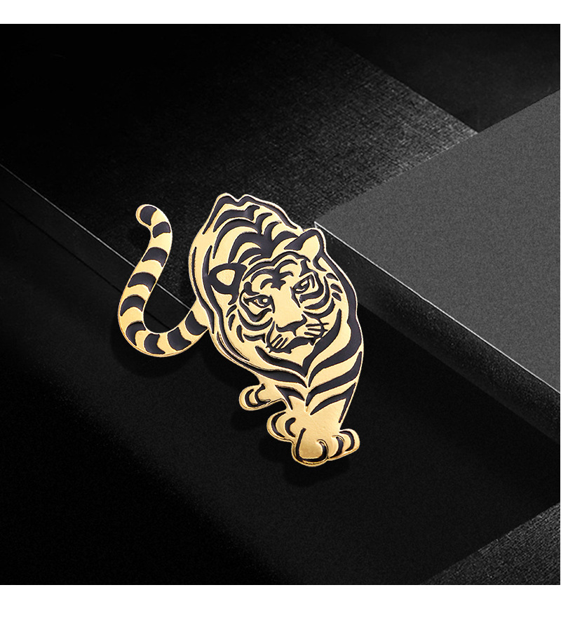 Trendy Chinese-Style Bold Tiger Brooch, Vintage Enamel Fierce Tiger Badge, Versatile Suit Pin for Men and Women, Unique Accessory