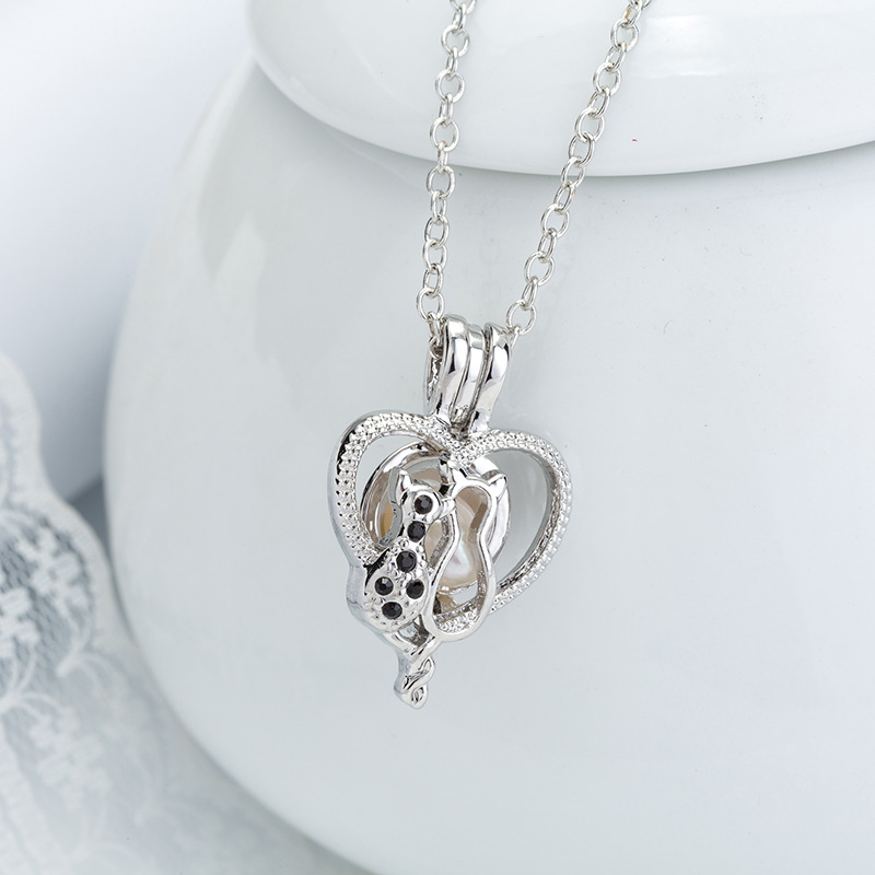 Simple Frigid Pearl Heart Hollow Cage Pendant Inlaid Rhinestone Necklace display picture 3