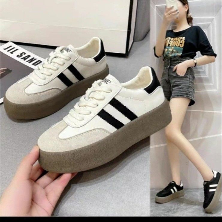 Zapatos de entrenamiento de base gruesa para mujeres 2024 verano nuevos zapatos deportivos blancos populares en línea retro zapatos casuales