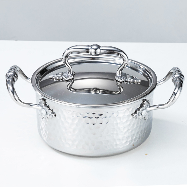뚜껑이 있는 은백색 냄비 본체