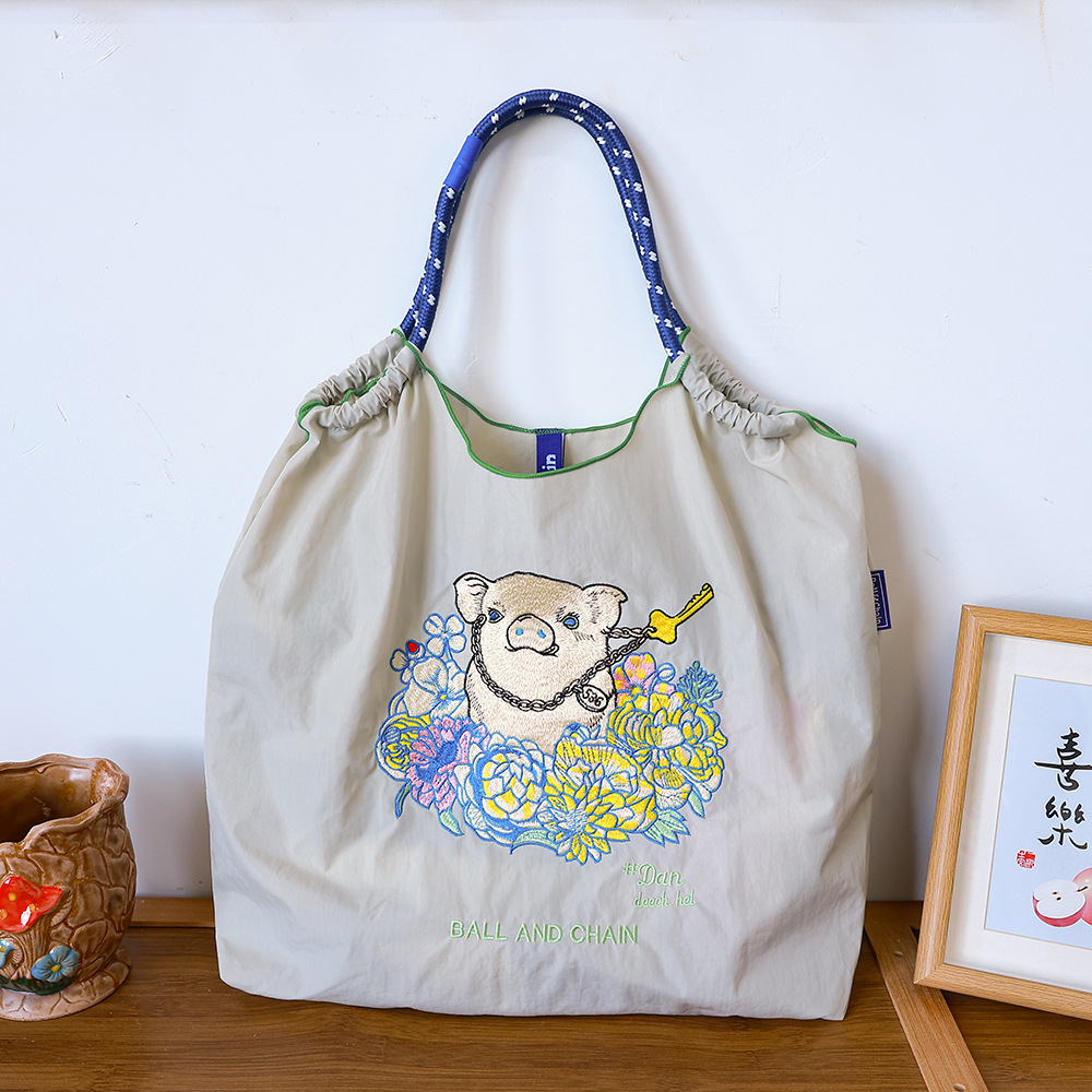 厳選ネット赤同項日系ボールチェーン刺繍レジ袋女性ファッション小衆大容量シングルバッグ潮