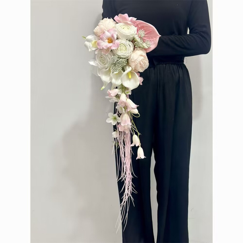 高級感のある結婚式のピンクのシミュレーションの花の滝の金の手は花の新婦を持って証明書を受け取ります。|undefined