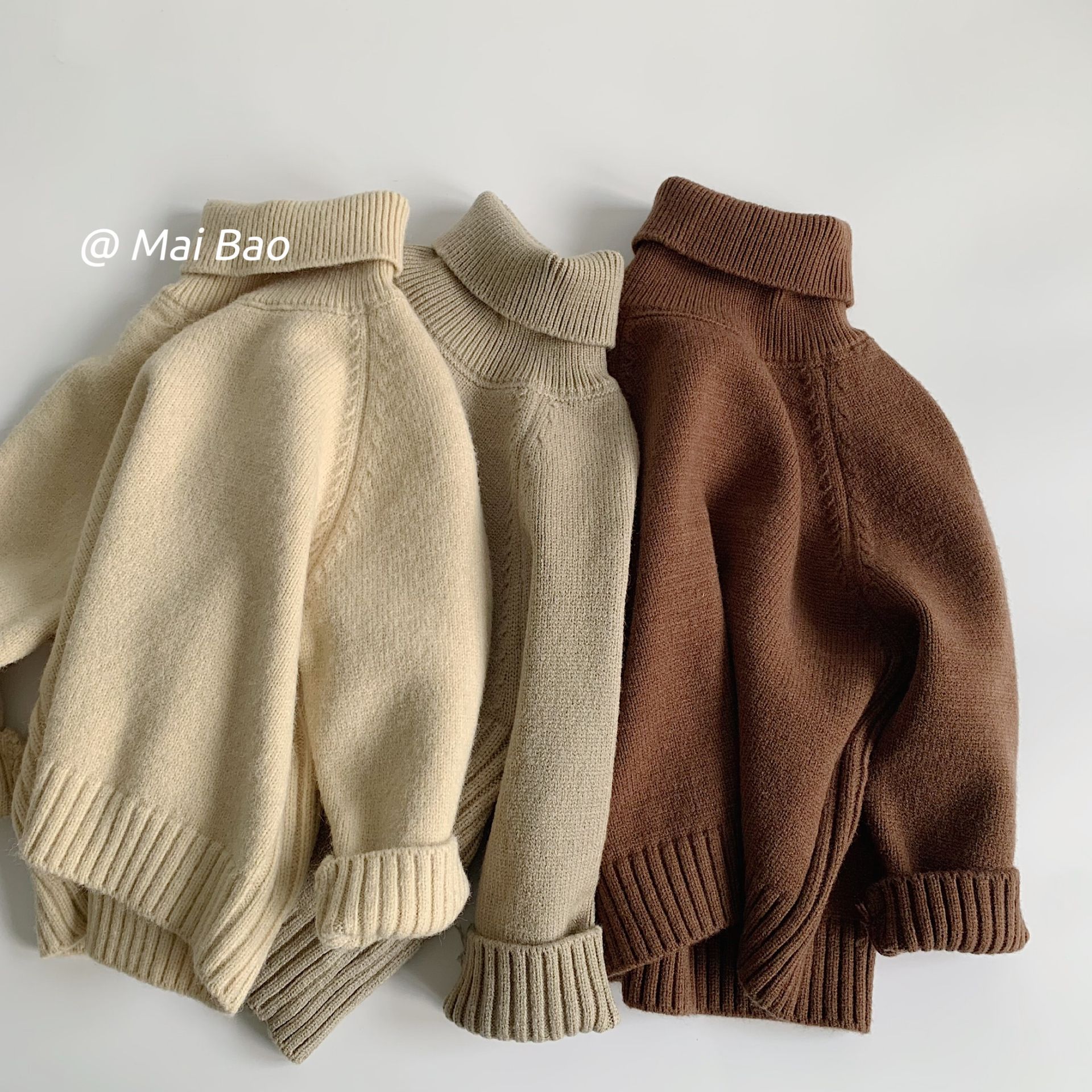 Camisa de fondo para niños Maibao 2024 invierno nuevo suéter de cuello alto para niños y niñas Base de lana de color sólido F0481