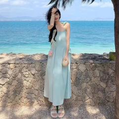 海边度假风裙子女夏季薄荷绿吊带连衣裙2025三亚旅游穿搭沙滩长裙