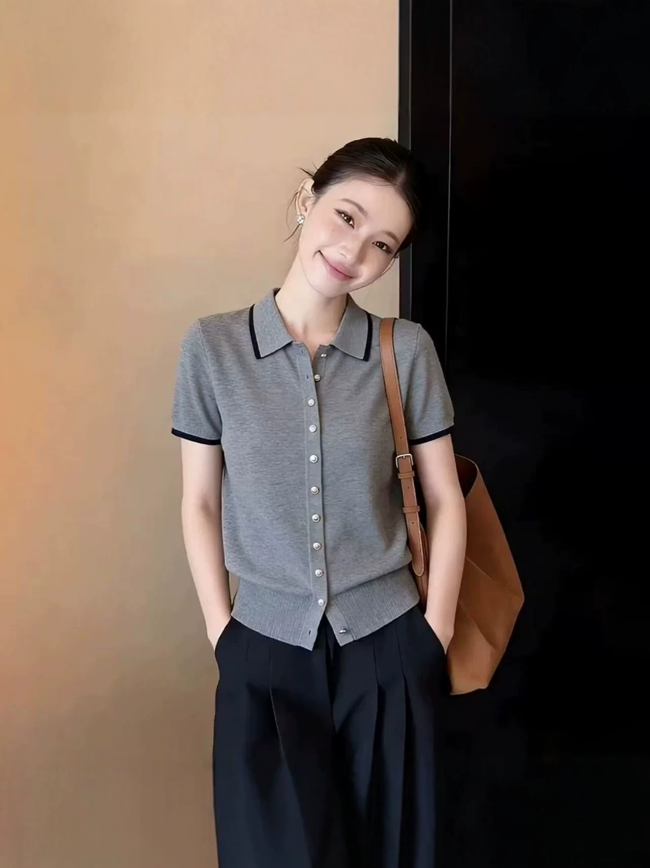 Áo thun nữ cổ bẻ tay ngắn dáng suông — màu xám