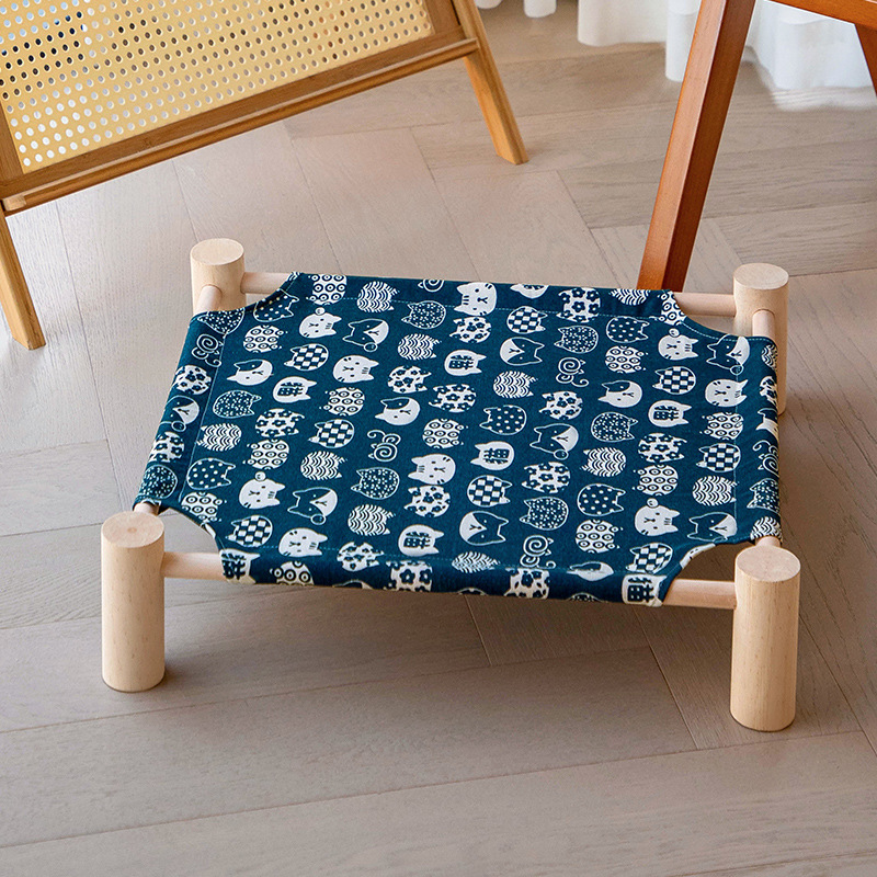 파란색 배경에 고양이