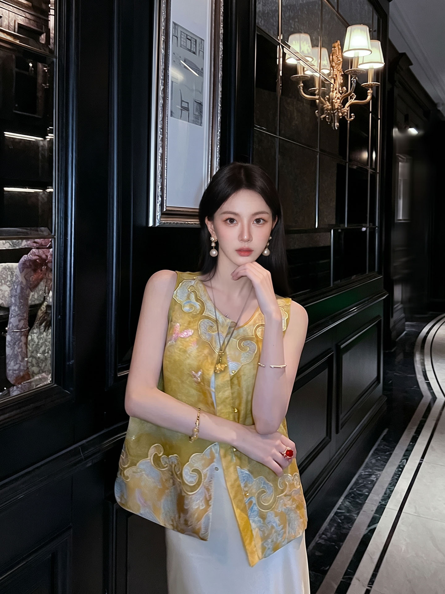 Áo gile không tay Tân Trung Hoa thêu hoa văn nổi, cài khuy vải, phong cách cao cấp — màu vàng