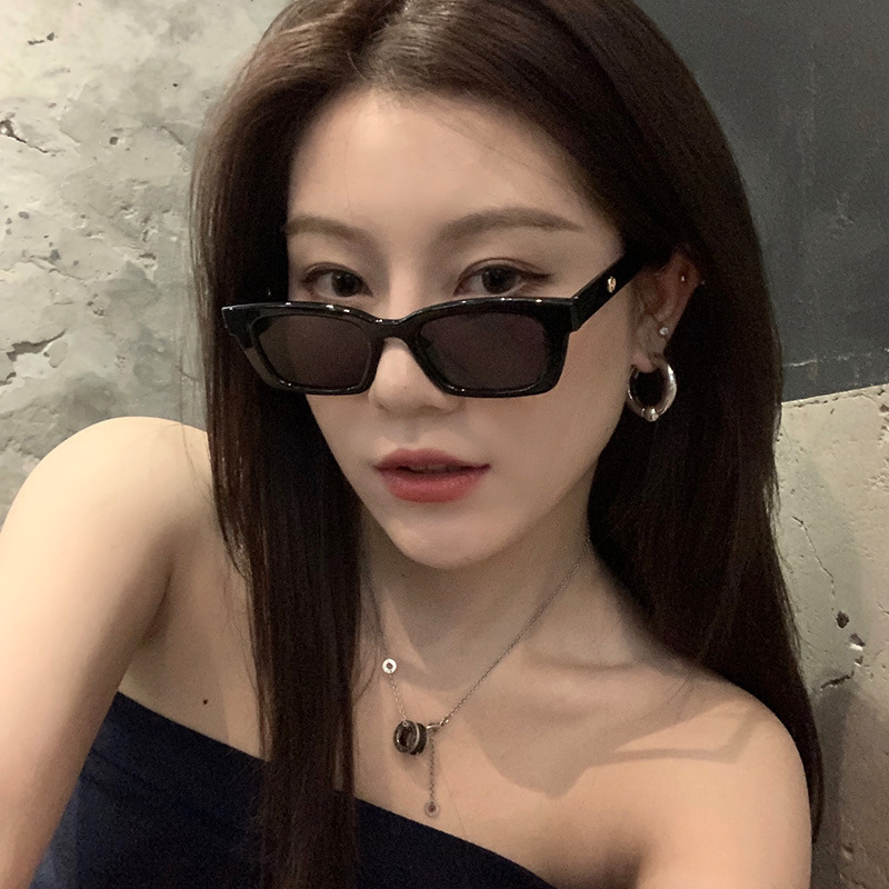 Jennie same sunglasses women 2022 new sunglasses European and American retro small frame Korean fashion cat's eye