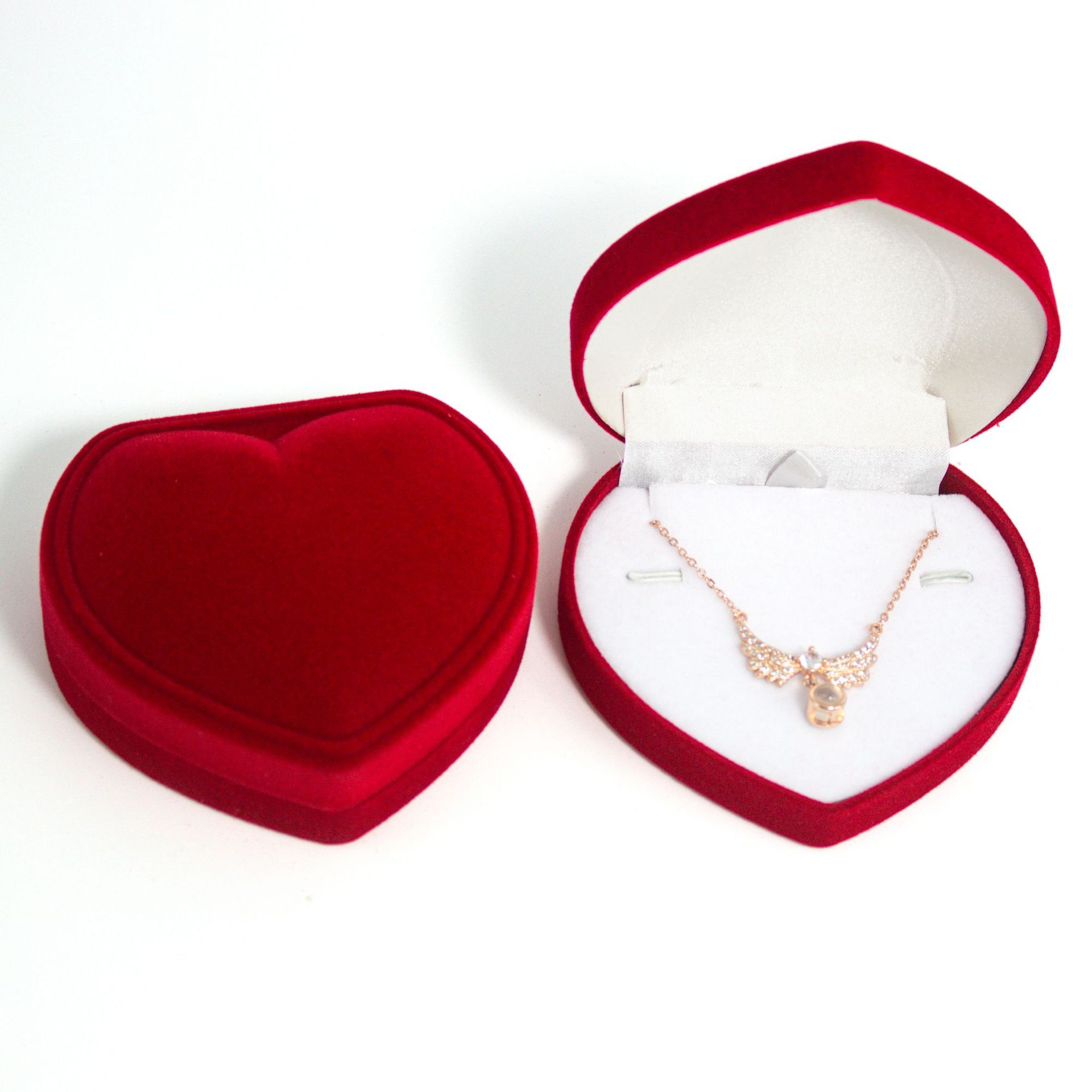 Caja colgante de corazón de 8*9 con exterior rojo y interior blanco; 80*90*35mm