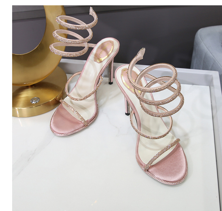 Fabricantes europeos y estadounidenses nuevas sandalias de verano 2023 diamantes de agua femeninos con tacones altos y un cabello sustituto