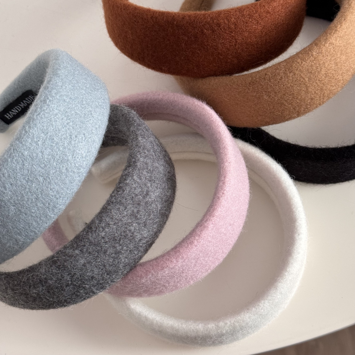 毛の布芸の広版の気質は外出してカチューシャを合わせて純色の高級感のカチューシャの髪飾りの新型を飾ります。