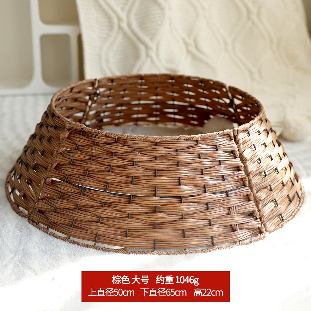 Árbol de Navidad cerca del árbol de Navidad cerca de la base del árbol cesta tejida a mano adornos navideños al por mayor