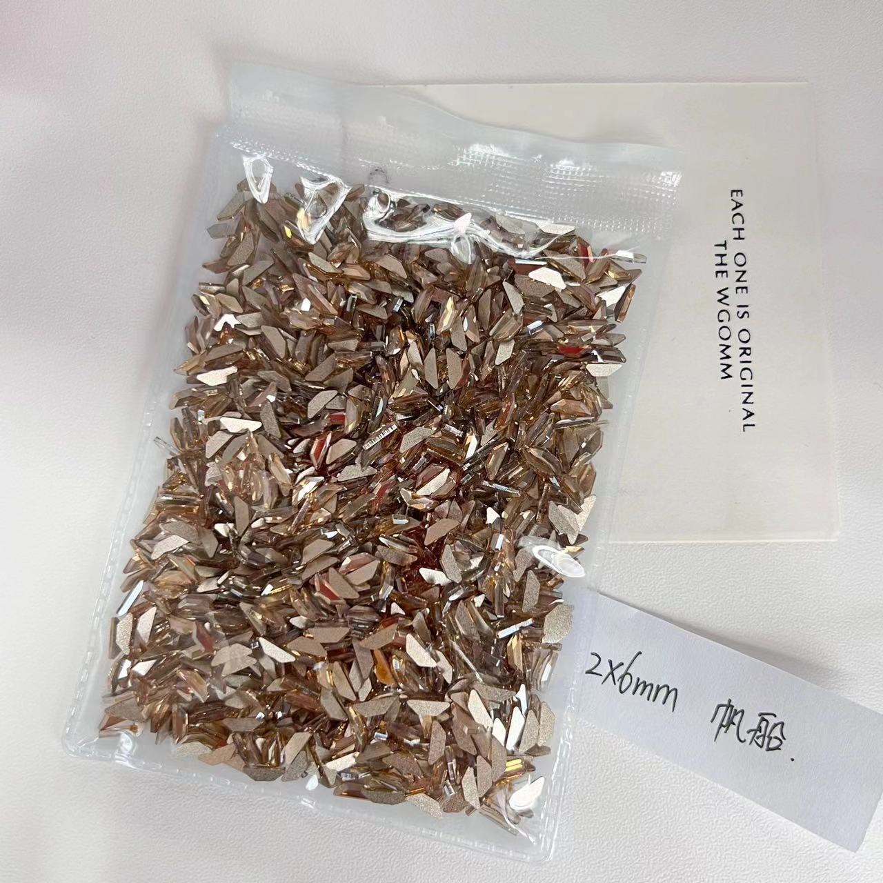 샴페인 플랫 바텀 모양의 다이아몬드-범선