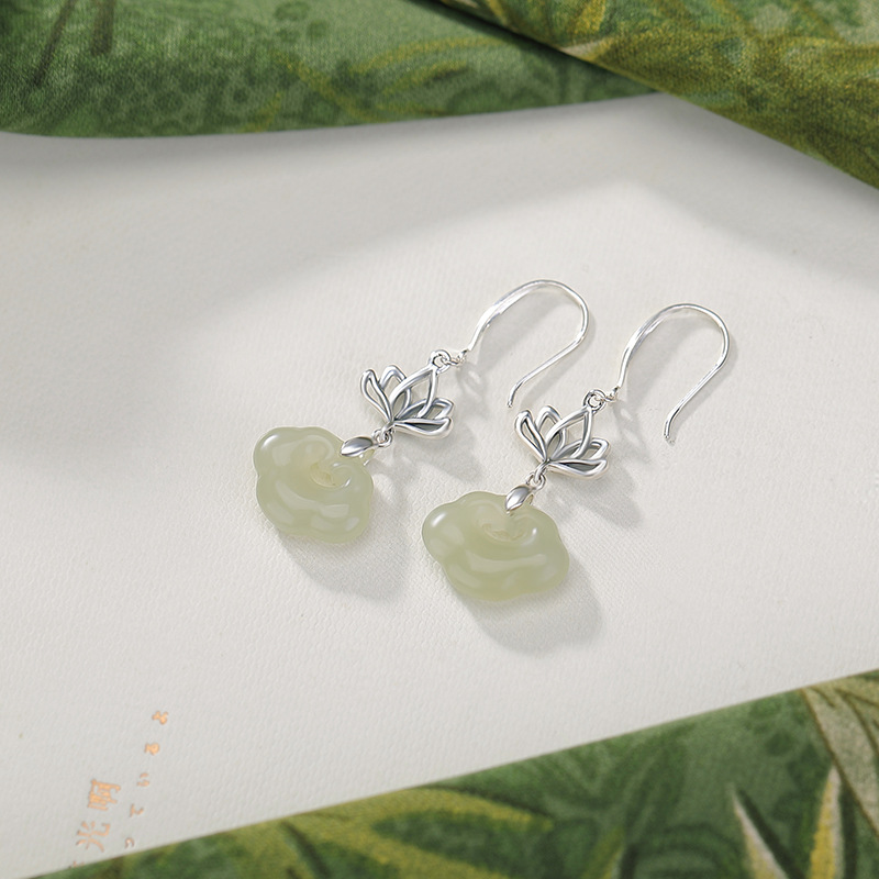 Bông tai bạc S925 đính ngọc Hetian tự nhiên hình hoa sen Ruyi cổ điển — một cặp