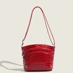European and American Retro Crocodile Pattern Red Wedding Bag Bucket Bag 2025 New Niche Shoulder Women's Bag Fashion Crossbody Bag
