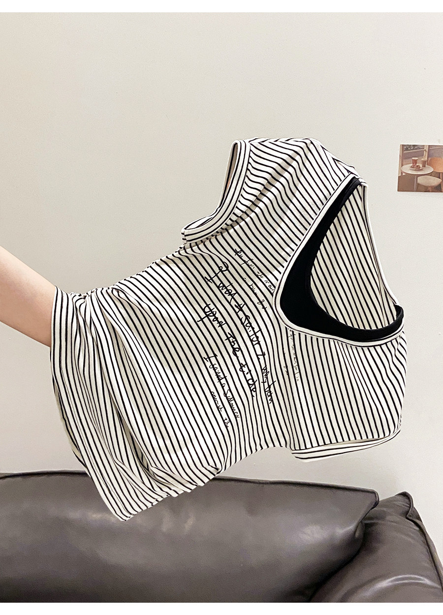 Áo thun nữ cổ V tay ngắn in chữ giả hai lớp, kiểu Hàn Quốc xếp ly eo — Đen sọc chi tiết 7