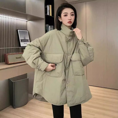 欧米駅の韓国版のゆったりした工装の綿の服の2024秋冬の新しい大きいポケットは簡単に襟の中の長いタイプの綿の服のコートを立てます。