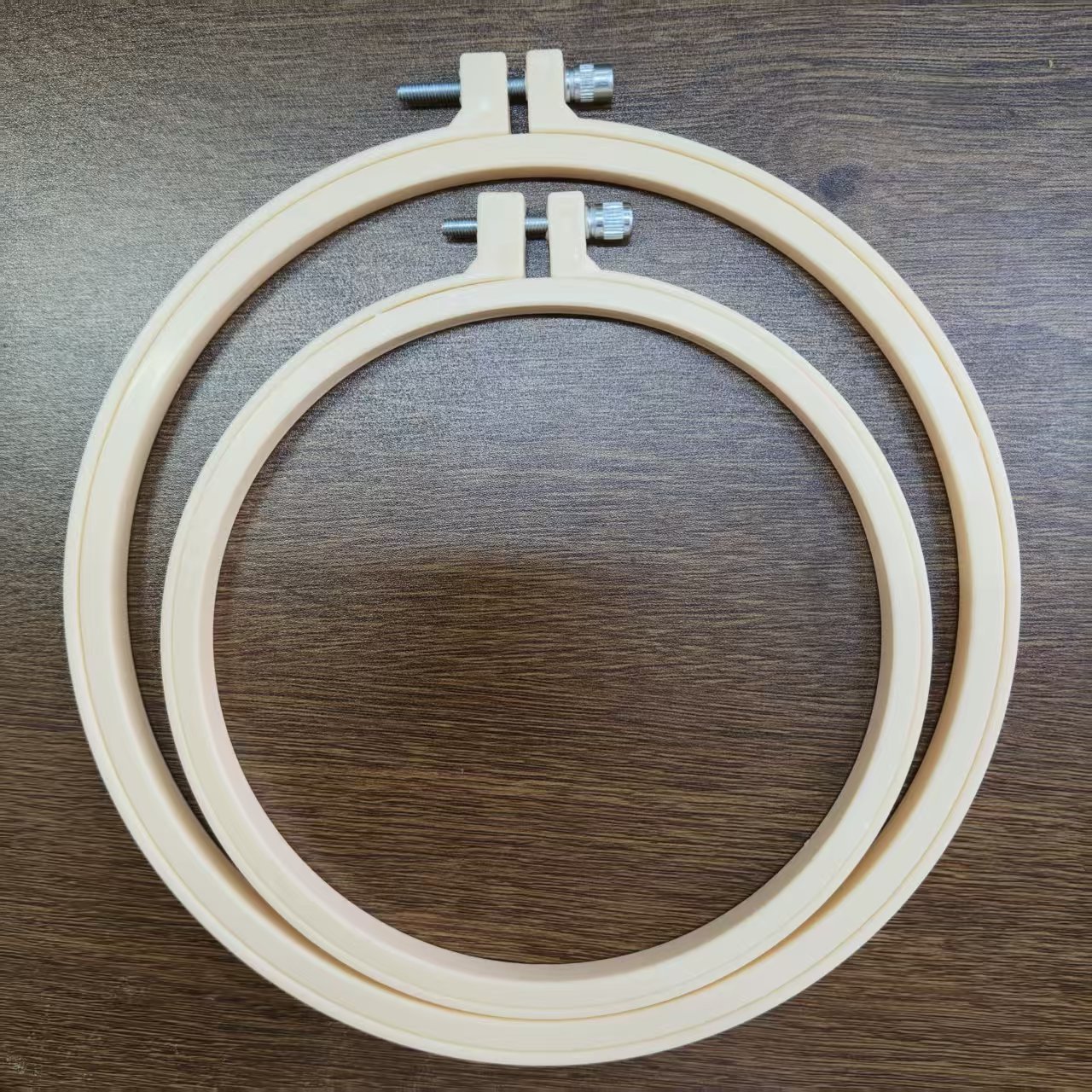 Fábrica al por mayor bordado estiramiento círculo bordado DIY bordado de plástico cobertizo punto de cruz estiramiento bordado de bambú artificial tela poke marco de la música
